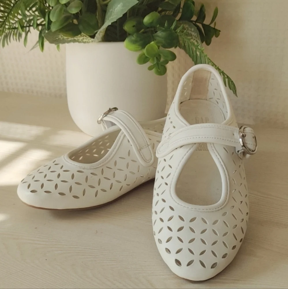 Gap Kids Girls Mary Jane Flats w/ Perforated Detail, Antique White Size 1